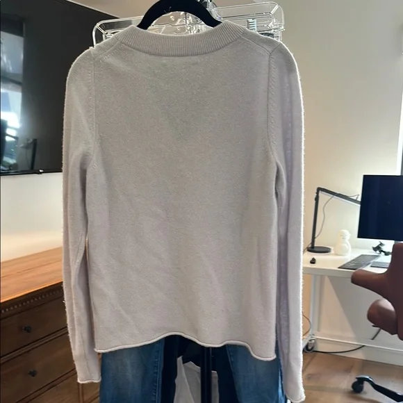 Elegant NAKED CASHMERE Gray cashmere V-Neck Sweater - Picture 4 of 4